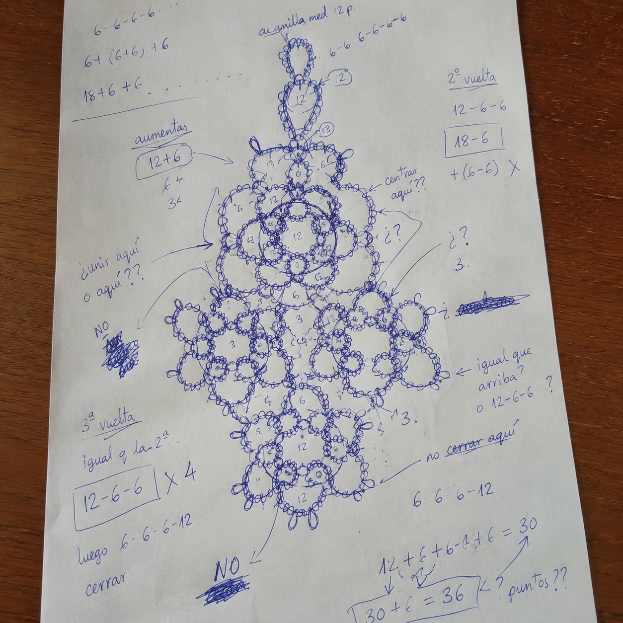 Patrón de frivolité dibujado a mano en papel con tachones y correcciones